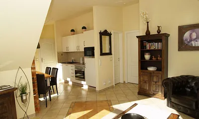 Der Wohnbereich mit Sitzecke, Essecke und Küchenzeile