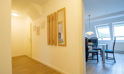 Der großzügige Flur in der unteren Etage mit Zugang zum Wohnzimmer