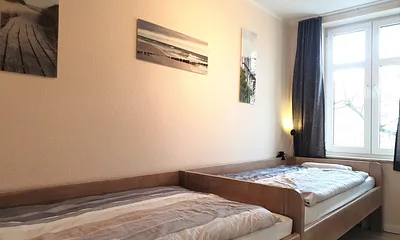 Schlafzimmer mit zwei Einzelbetten