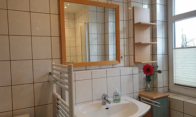 Duschbad mit Waschmaschine und Trockner