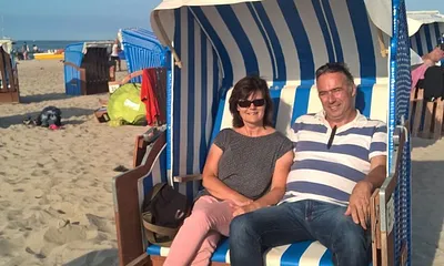 Wir sind Ihre Gastgeber und dieser Strandkorb steht Ihnen von Anfang Mai bis Ende September direkt am Strand kostenlos zur Verfügung