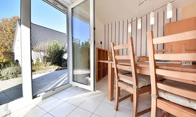 Essbereich mit Zugang zur Terrasse