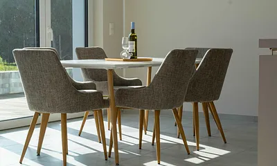 Der lichtdurchflutete Essbereich mit Blick in den Garten