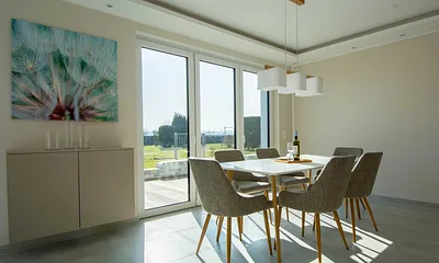 Der lichtdurchflutete Essbereich mit Blick in den Garten