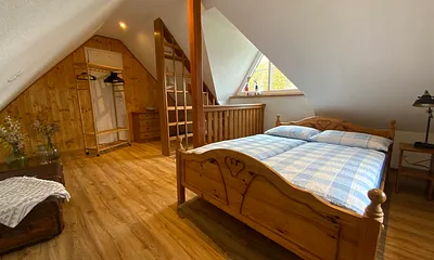Schlafzimmer mit Queensize Bett (1.40/2.00m)