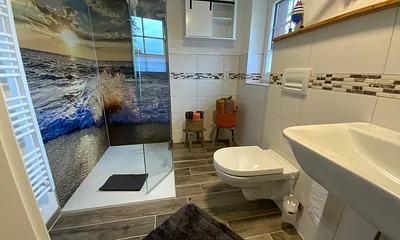 Großzügiges Bad mit ebenerdiger Dusche 