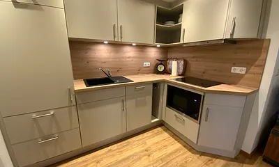 Voll ausgestattete Küche 