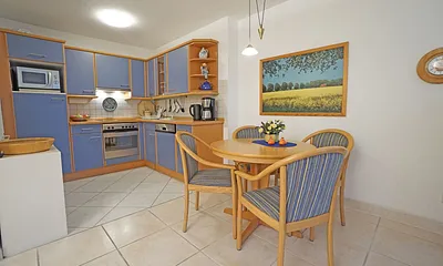 vollausgestattete Küchenzeile mit Esstisch