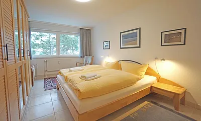 Schlafzimmer mit Doppelbett