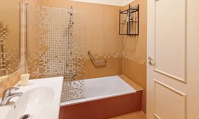 Das Bad mit Dusche und WC