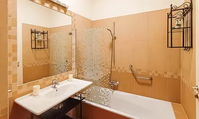 Das Bad mit Dusche und WC