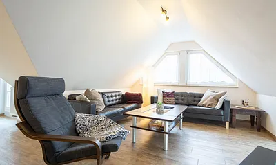 Der gemütliche Wohnbereich mit Couchgarnitur und großem Flachbild-TV