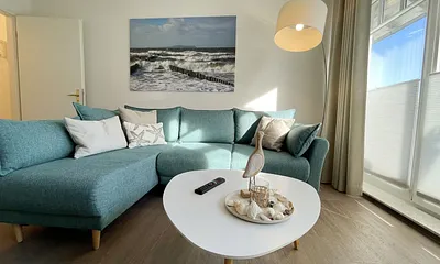 Wohnbereich mit Schlafcouch (Aufbettung für 2 Personen, 1,30 m x 2,00 m), Couchtisch, TV-Board, Smart-LED-TV, Blu-Ray-Player, Mini-Stereo-Anlage mit Bluetooth und USB-Anschluss inkl. Internet-Radio 