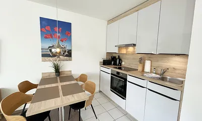 hochwertig eingerichtete Einbauküche mit Geschirrspüler, Kühlschrank mit Eisfach, Backofen, 4-Zonen-Induktionskochfeld, Kaffeemaschine, Toaster, Wasserkocher und diversen Küchenutensilien 