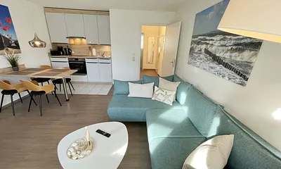 Wohnbereich mit Schlafcouch (Aufbettung für 2 Personen, 1,30 m x 2,00 m), Couchtisch, TV-Board, Smart-LED-TV, Blu-Ray-Player, Mini-Stereo-Anlage mit Bluetooth und USB-Anschluss inkl. Internet-Radio 