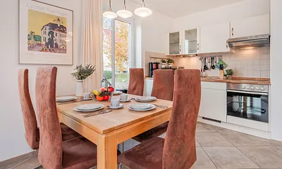 Küchenzeile mit Esstisch