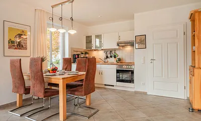 Küchenzeile mit Esstisch