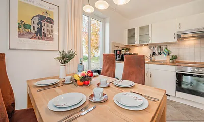 Küchenzeile mit Esstisch