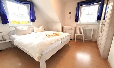 Schlafen Sie im bequemen Doppelbett und genügend Stauraum für Ihre Gaderobe