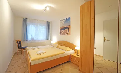 Schlafzimmer mit Doppelbett