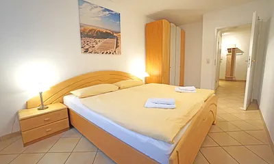 Schlafzimmer mit Doppelbett