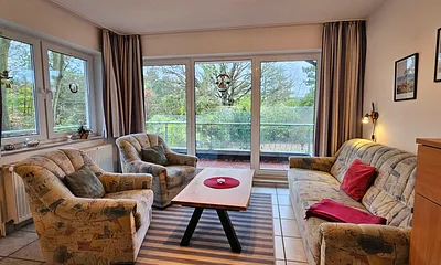 Wohnzimmer mit Balkon (möbliert von Mai-Oktober)