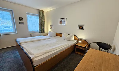 Schlafzimmer I mit großen Kleiderschrank