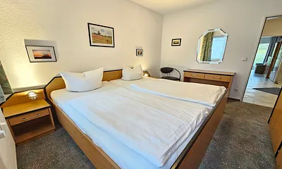 Schlafzimmer I verfügt über einen großen Kleiderschrank