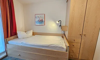 Schlafzimmer II mit Einzelbett und ein ausziehbares 2. Einzelbett unten