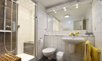 Bad mit WC und Dusche