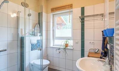 Badezimmer mit Dusche im Erdgeschoss