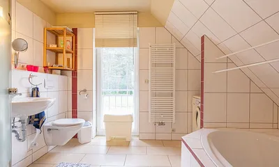 Badezimmer im Obergeschoss mit Badewanne, Dusche und WC