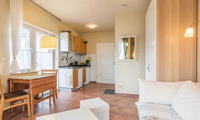 Kombinierter Wohn-Koch-Ess- und Schlafbereich