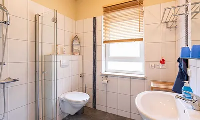 Badezimmer mit Dusche und WC