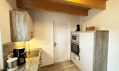 Ferienhaus Ilsebill - Küchenbereich mit Blick zum angrenzenden Schuppen