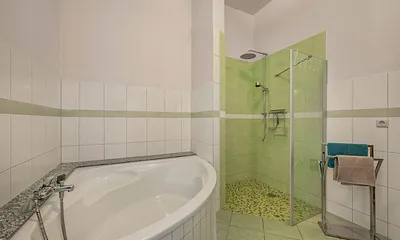 Wohnung 1 - Bad mit Dusche & Badewanne