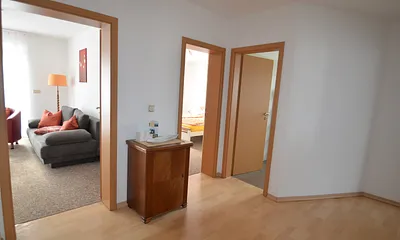 Diele mit Fußbodenheizung und Gaderobe