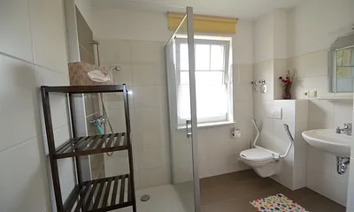 Bad Behindertengerecht , Ebenerdige Dusche , WC- mit Halterung , Fußbodenheizung