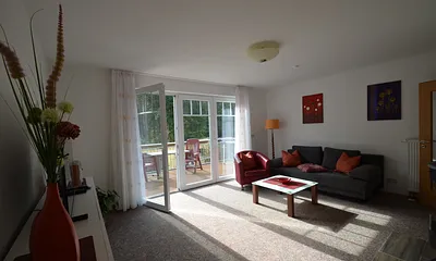 Großes Wohnzimmer , mit Terrasse , Schlafcouch, Fenster mit Rolladen , Südseite 