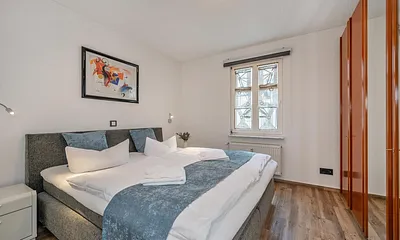 Schlafzimmer mit Boxspring-Doppelbett