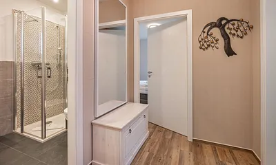 Flur mit Blick ins Bad