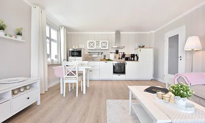 Wohnbereich mit voll ausgestatteter Küchenzeile