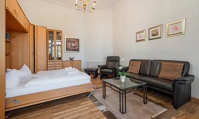 Wohnbereich mit Schrankklappbett