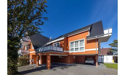 Parkplätze und Carports, es stehen vorne links der Stellplatz und direkt daneben ein Carport zur Verfügung