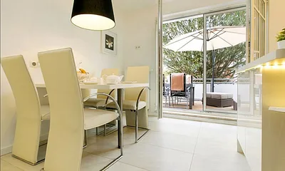 Küche mit Radio und Blick auf Dachterrasse, Terrassentür mit Mückenschutz