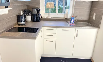 Küche mit kleinen Backofen, Mikrowelle, Spülmaschine, 2-Plattenceranfeld, Wasserkocher, Kaffemaschine, Toaster ,Eierkocher usw.
