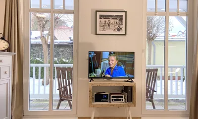 Wohnzimmer Blickrichtung Terrasse. Smart- TV (Kabelfernsehn, Netlix, YouToube...)