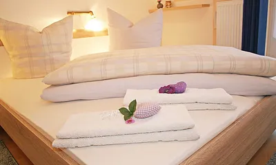 Schlafzimmer mit Doppelbett (1,80 m x 2,00 m), Nachttischkonsolen, großem Kleiderschrank und Insektenschutz