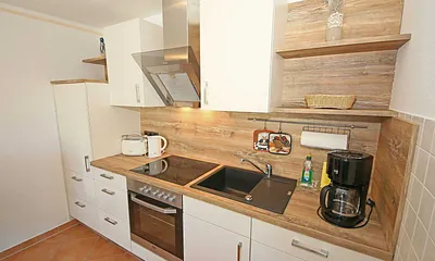 komplett ausgestattete Küchenzeile mit Spülmaschine, Cerankochfeld, Backofen, Kühlschrank mit Gefrierfach, Kaffeemaschine und diverese Küchenhelfer