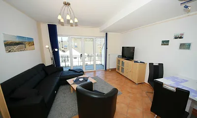 Wohnbereich mit gemütlicher Ledereckcouch (Aufbettung für 3. Person 1,10 m x 1,90 m), Sessel, Tisch, Sideboard, Smart-TV, DAB-Radio und Leselampe